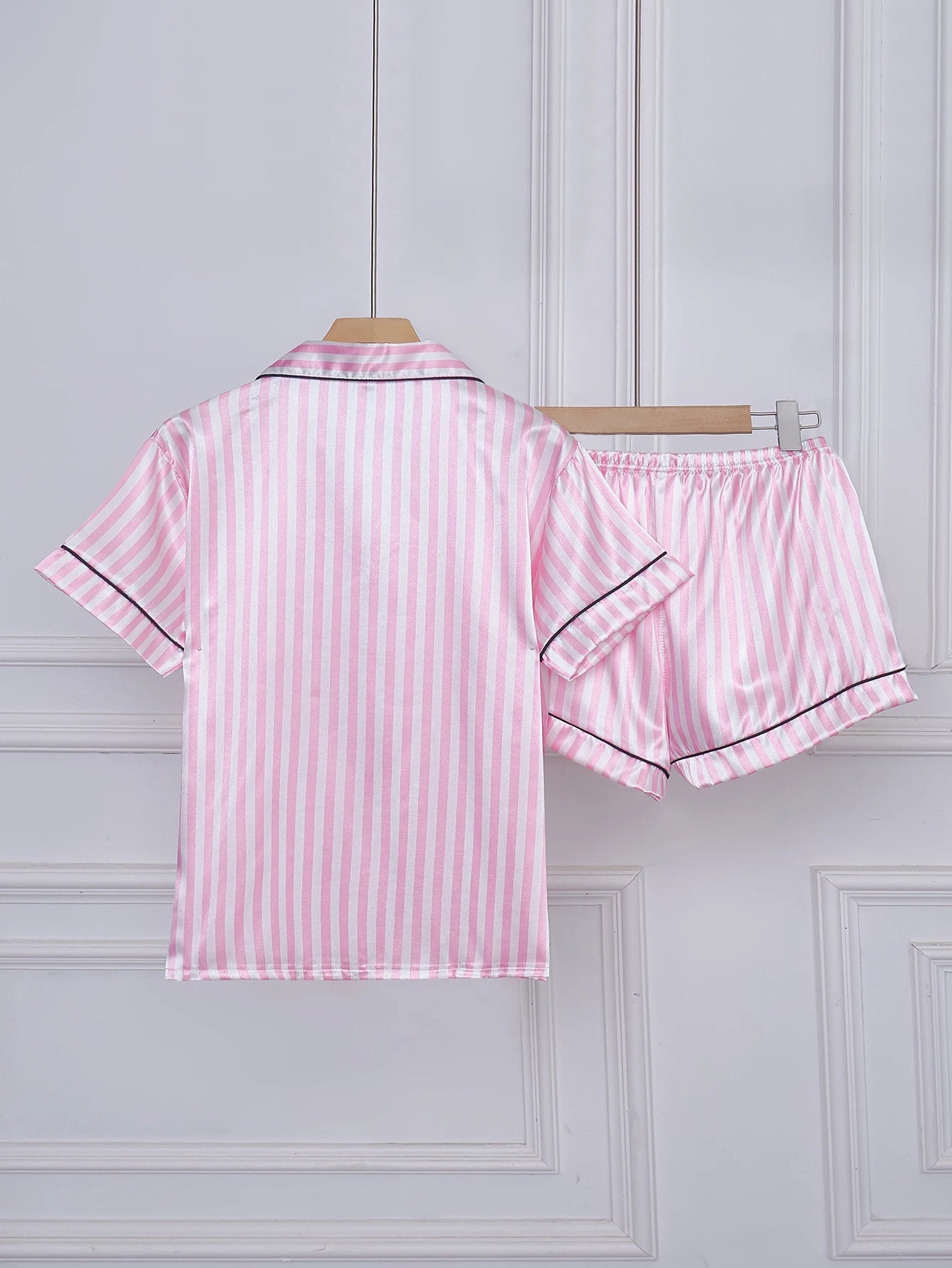 Conjunto Pijama listrado bordado com letra cor rosa.