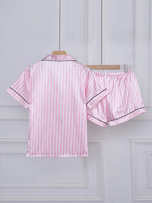 Conjunto Pijama listrado bordado com letra cor rosa.