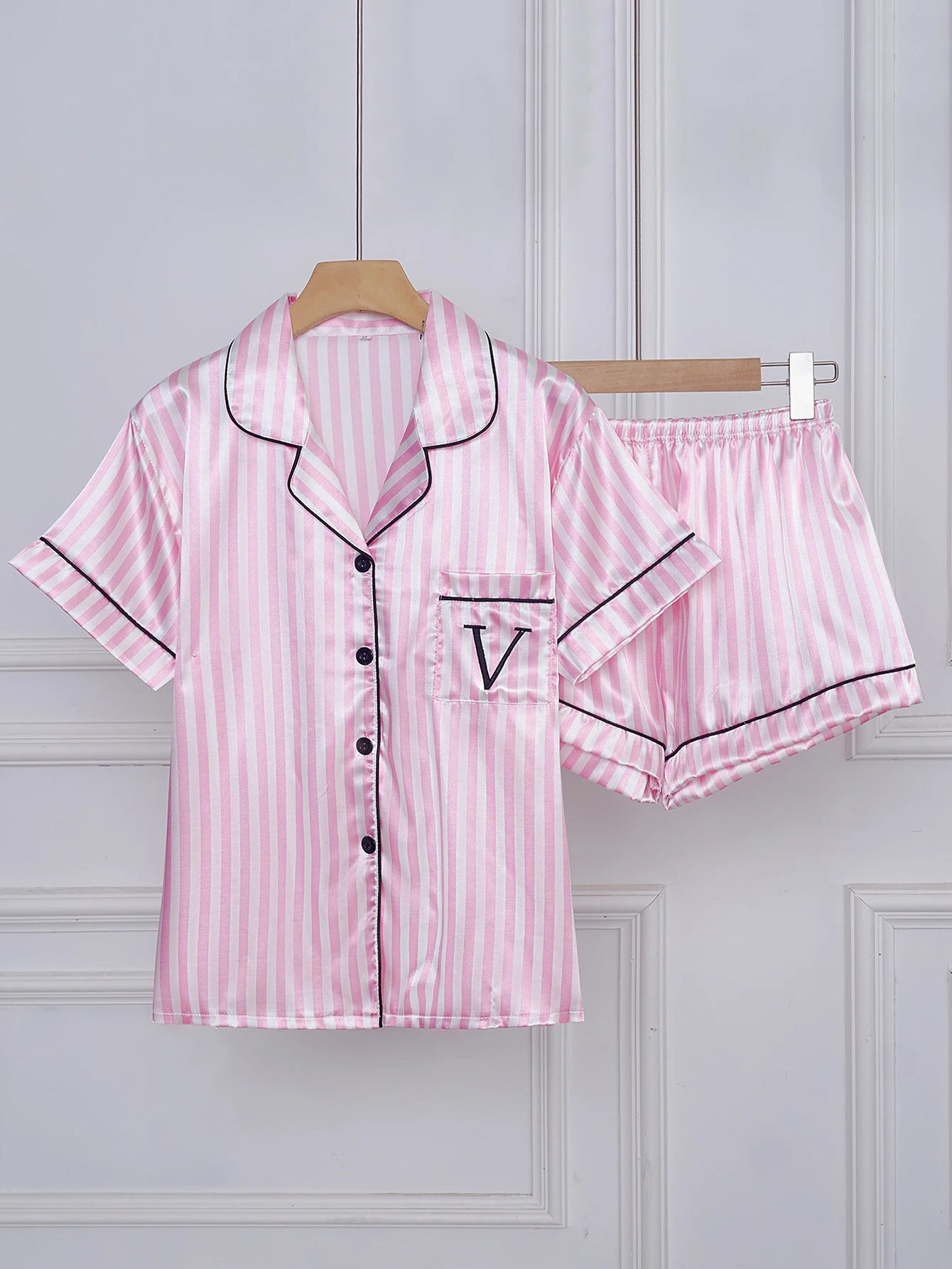 Conjunto Pijama listrado bordado com letra cor rosa.
